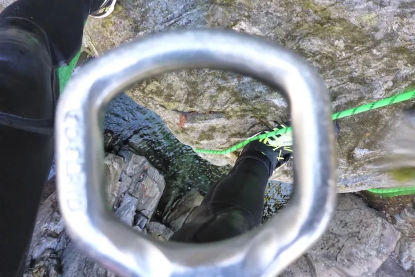 Canyoning Basics Kurs – dein Einstieg ins Abenteuer Bild 1
